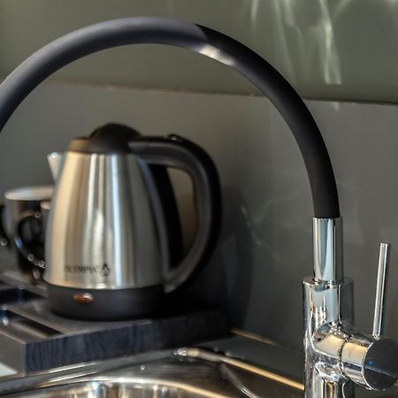 Andrews Luxury Suites Near The Airport كاندية المظهر الخارجي الصورة